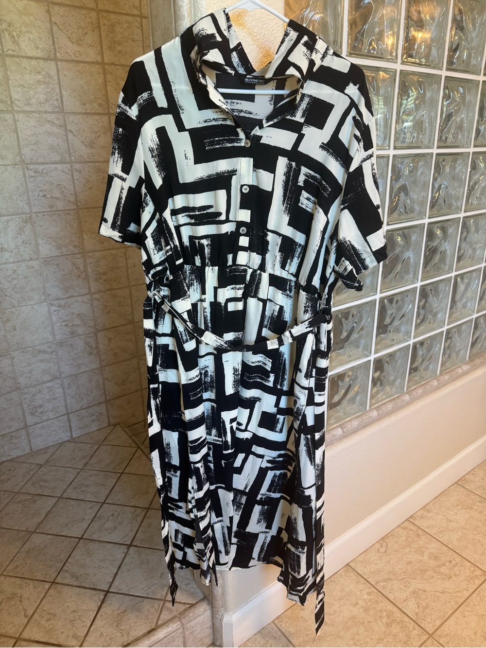 16 BloomChic Black and White Geometric Long Sleeve Dress